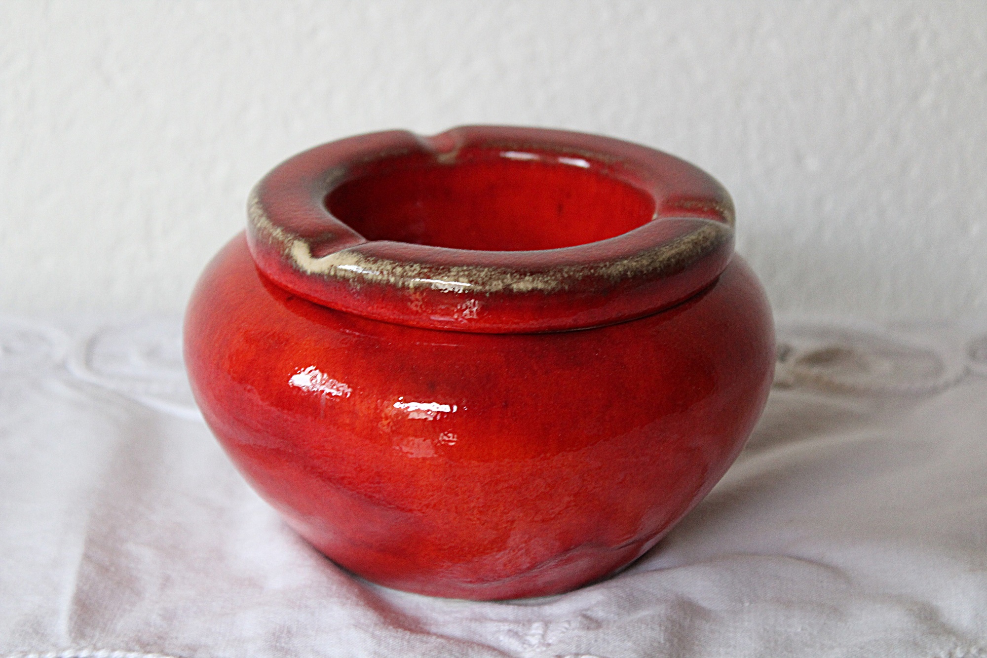 roter Aschenbecher getöpfert Sturmaschenbecher Keramik