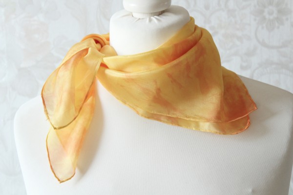 kleines Tuch aus Seide Nickituch Seidentuch gelb orange
