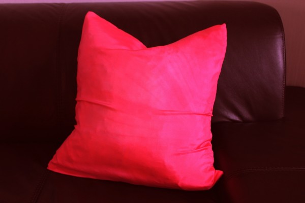 roter Kissenbezug Sofakissen Kissenhülle aus Seide handcoloriert