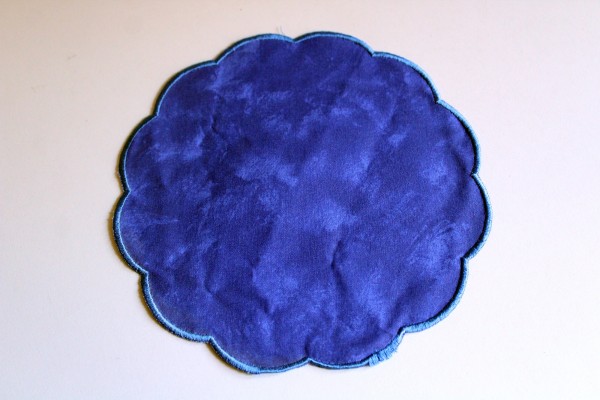 kleines blaues Deckchen 20 cm rund Zierdeckchen