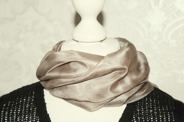 beige braunes Tuch aus Seide Handarbeit Geschenk Frauen
