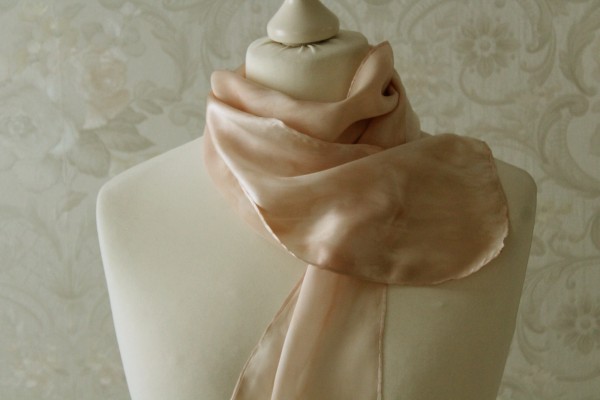 schmaler Schal aus Satin Seide beige hell Seidenschal Handarbeit