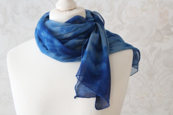blauer Schal aus Seiden Chiffon Seidenschal Handarbeit