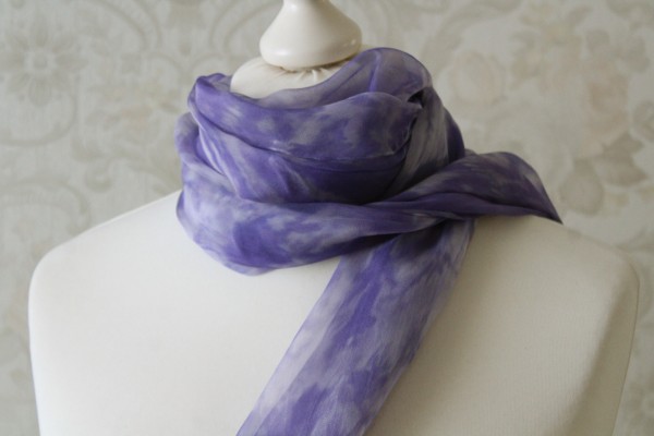 Schal aus Seiden Chiffon lila Handarbeit Geschenk