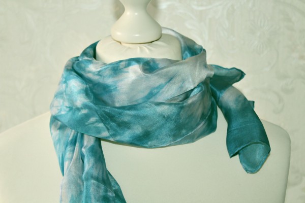 leichter Schal aus Seide Farbgeflüster türkis blau Batik