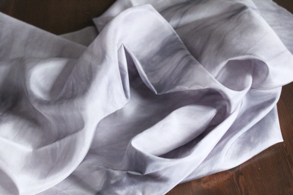 Stoff Seide Crepe de Chine grau violett handgefärbt