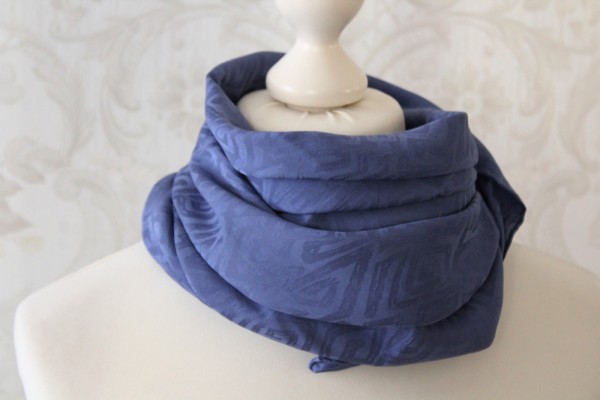 Seidentuch blau uni mit Jacquard Muster Tuch Seide Handarbeit