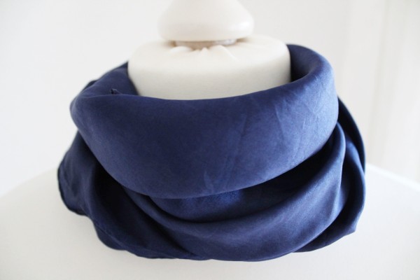 großes blaues Tuch aus Seide jeansblau Seidentuch