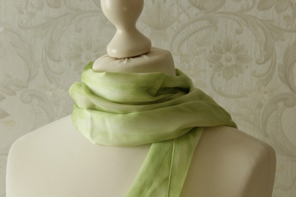 schmaler Schal aus Seide grün gemustert Seidenschal Handarbeit
