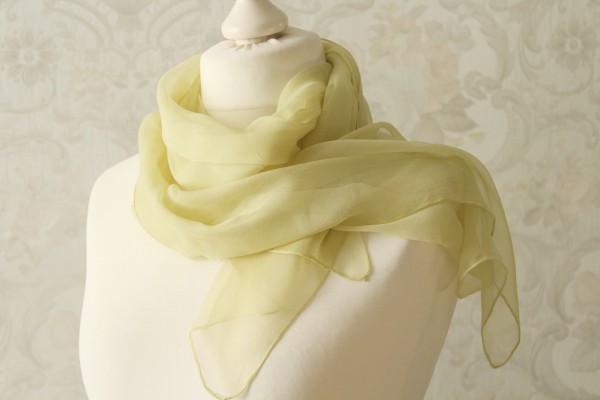 Schal aus Seiden Chiffon grünlich beige hauchzartes Seidentuch