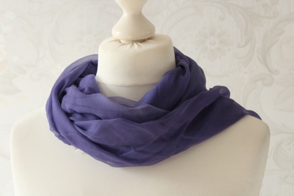 Schal aus Seiden Chiffon lila Handarbeit Geschenk