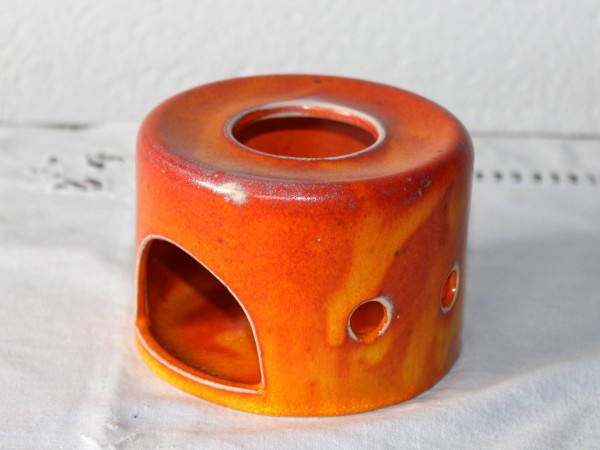 kleines Stövchen aus oranger Keramik getöpfert