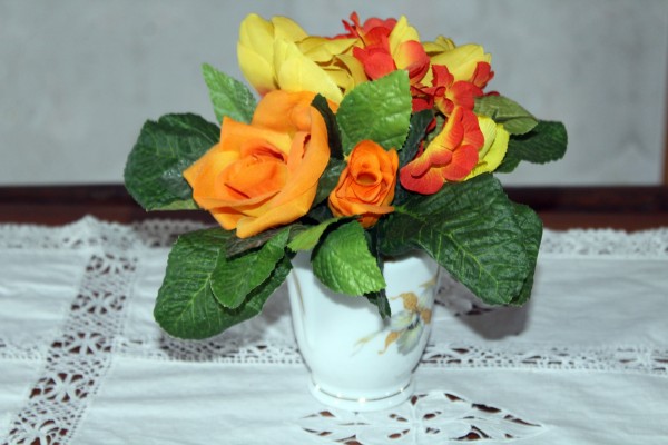 Blumengesteck in Sahnekännchen orange gelb Handarbeit