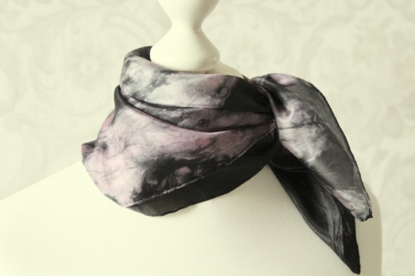 Nickytuch Tuch aus Seide lila schwarz gemustert Handarbeit