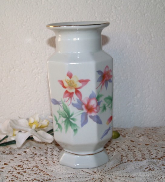Vase Vintage Shabby mit Blumen in pastell