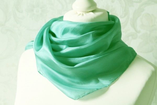 Schal aus Seide Mint grüner Seidenschal handcoloriert