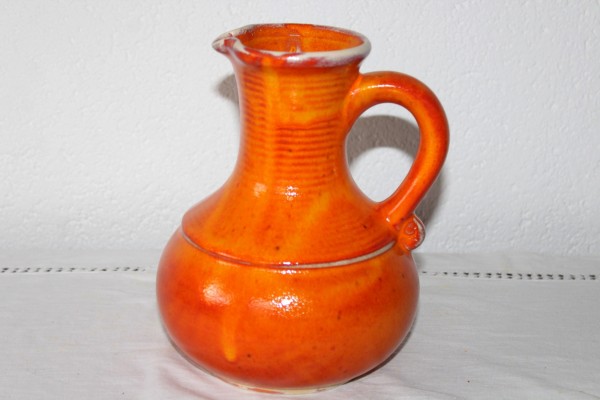getöpferter Krug in orange Keramik Saftkrug