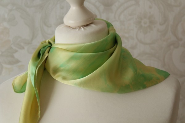 Satin Nickytuch grün gelb kleines Tuch Handarbeit Geschenk