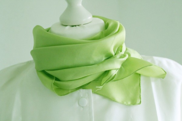 hellgrünes Tuch aus Seide Seidentuch 90 x 90 cm handcoloriert