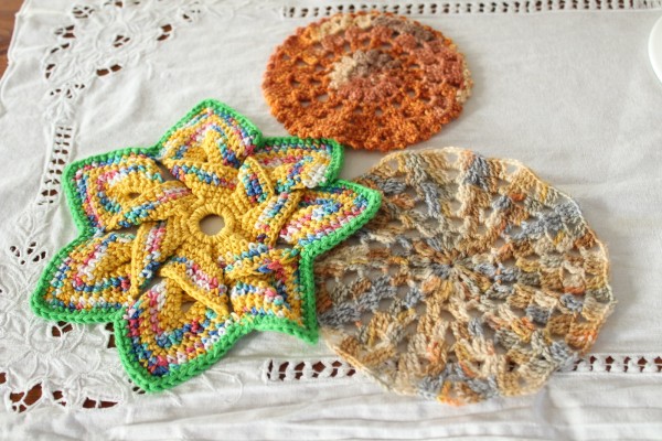 3 gehäkelte Untersetzer Deckchen Omas Handarbeit