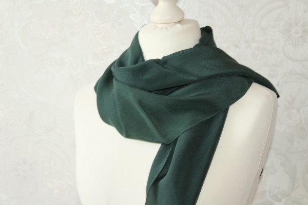 Seidentuch tannengrünes Tuch aus Seide uni Handarbeit