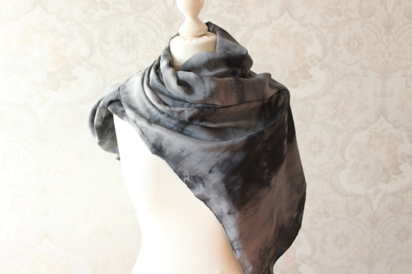 Seidenschal XXL Stola Tuch Farbgeflüster schwarz grau Handarbeit