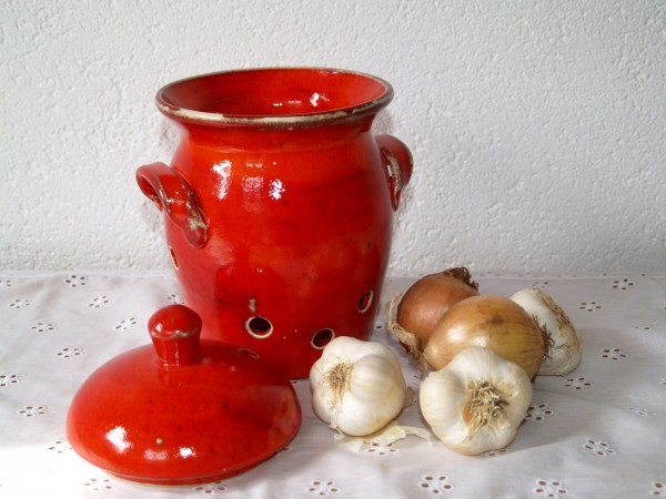 Zwiebeltopf rote Keramik getöpfert Vorratstopf