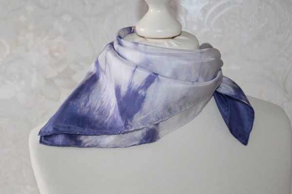 kleines blaues Tuch aus Seide Nickituch Handarbeit
