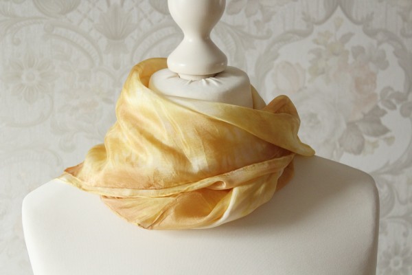 Schal aus Seide gelb beige gemustert Handarbeit Geschenk Frauen