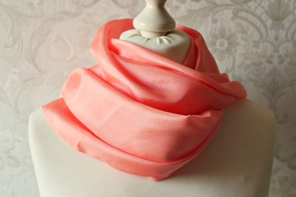 großes Seidentuch lachs rosa handcoloriertes Tuch aus Seide