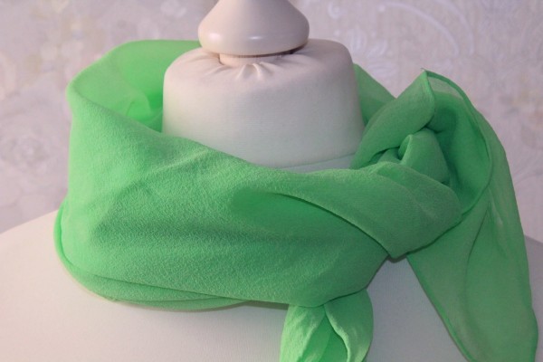 hellgrüner Schal aus Seiden Chiffon grün Handarbeit