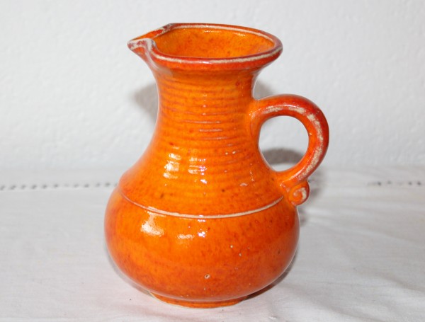 kleiner Krug orange Keramik aus der Töpferei
