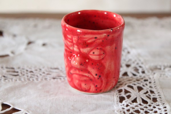 Schnapsbecher mit Gesicht rote Keramik getöpfert