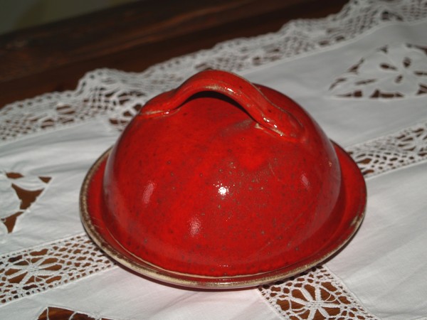 rote Käseglocke klein mit Henkel aus roter Keramik