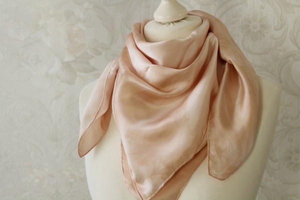 elegantes Satin Seidentuch beige hell Tuch aus Seide Handarbeit