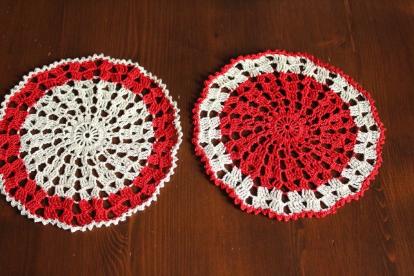 zwei rot weiße Deckchen Häkeldeckchen Zierdeckchen