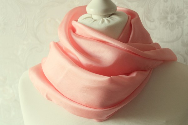Seidentuch helles rosa handcoloriertes Tuch aus Seide