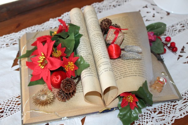 Weihnachtsdekoration auf altem Buch Weihnachten Advent