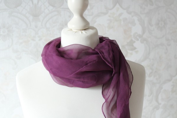 Schal aus Seiden Chiffon lila weinrot uni Handarbeit