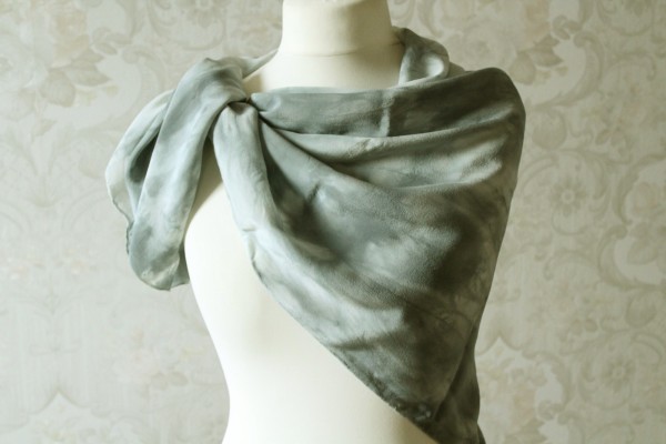 großes Seidentuch Sinfonie in grau blau Tuch aus Seide Handarbeit