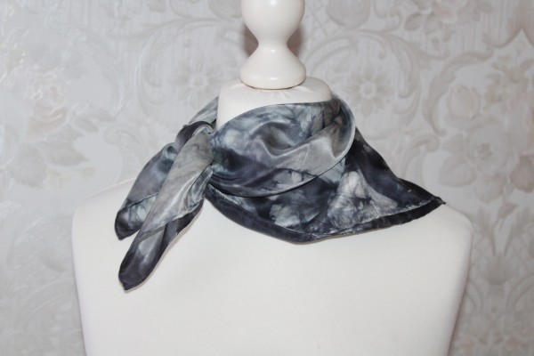 Tuch aus Seide schwarz grau Nicki Seidentuch Handarbeit
