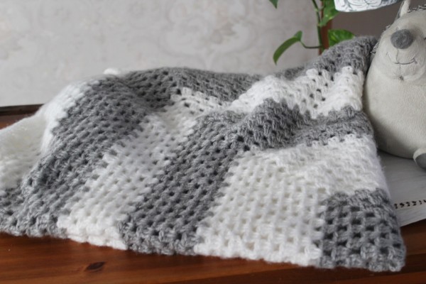 Babydecke Häkeldecke weiß grau Granny Muster Handarbeit