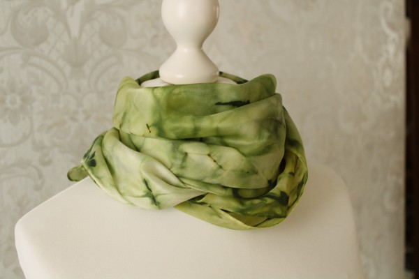 Seidentuch grün Tuch Seide Farbgeflüster Handarbeit