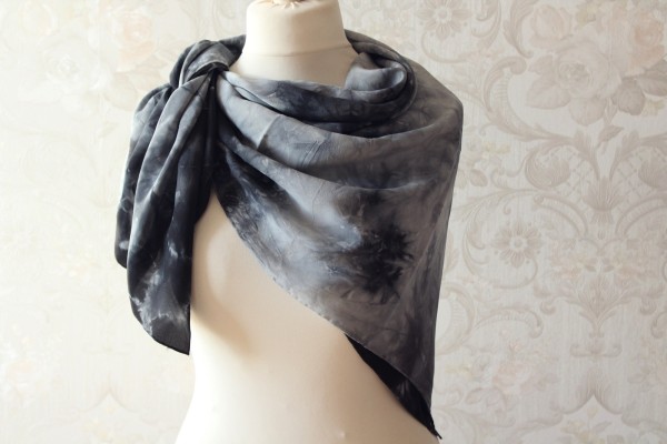 graublaues Seidentuch Melodie Tuch aus Seide Handarbeit