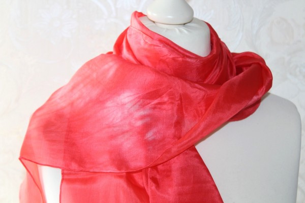 Schal oder Tuch aus Seide rot Handarbeit Geschenk