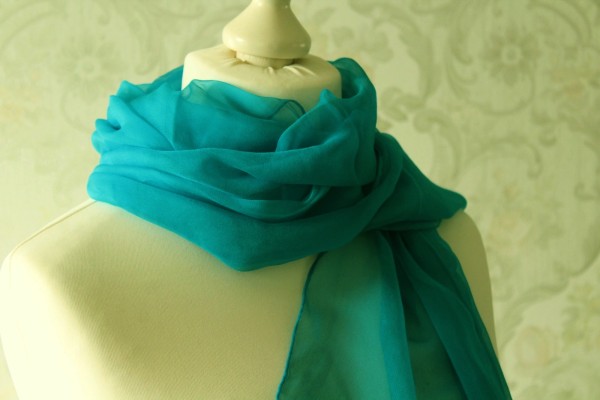 Schal aus Seiden Chiffon türkis blau uni Handarbeit