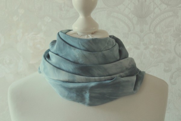 Seidentuch Sinfonie in hellblau Tuch aus Seide Handarbeit
