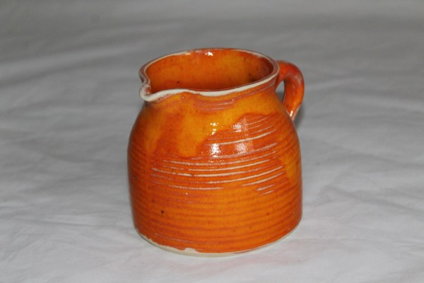 oranger kleiner Krug Milchkrug Keramik getöpfert