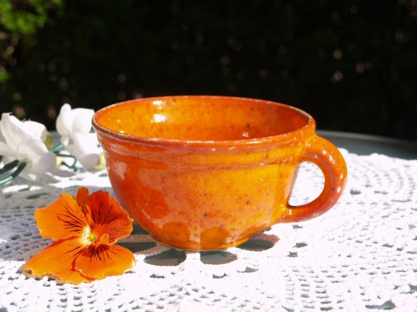 getöpferte Tasse flache Form Kaffeetasse Teetasse Keramik orange