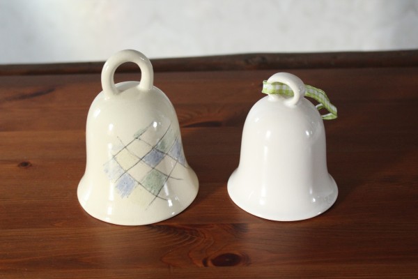 Zwei Glocken weiße Keramik Töpferei Deko für Weihnachten
